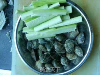花蛤丝瓜汤的做法步骤：2