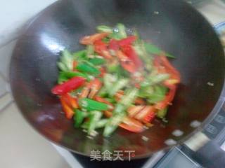 辣椒炒油渣的做法步骤：7