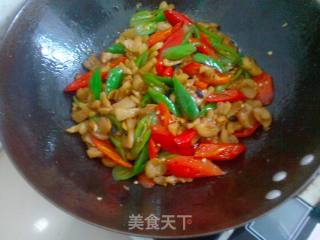 辣椒炒油渣的做法步骤：8