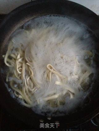 炒豆腐皮的做法步骤：4