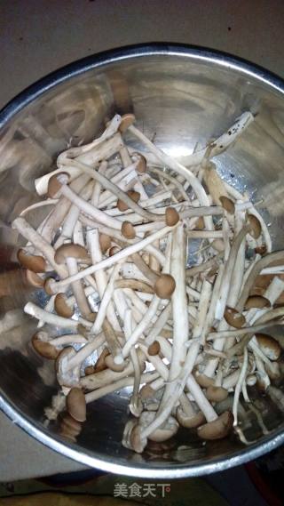咸蛋黄焗茶树菇的做法步骤：1