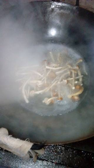 咸蛋黄焗茶树菇的做法步骤：2