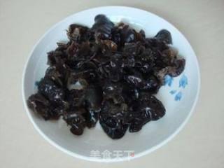 黑木耳炒大白菜梗的做法步骤：2