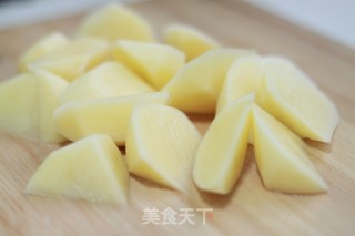 土豆红烧肉+炒时蔬的做法步骤：1