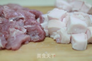 土豆红烧肉+炒时蔬的做法步骤：2