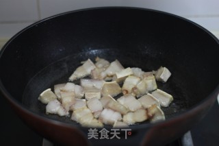 土豆红烧肉+炒时蔬的做法步骤：3