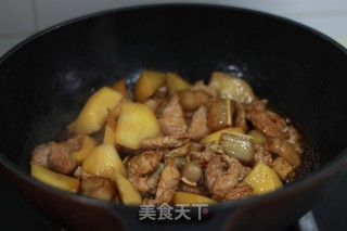 土豆红烧肉+炒时蔬的做法步骤：5