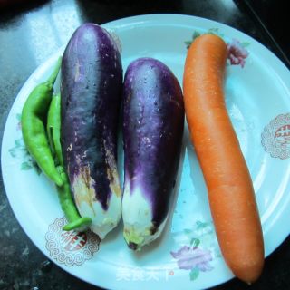 茄子胡萝卜丁的做法步骤：1