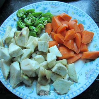 茄子胡萝卜丁的做法步骤：2