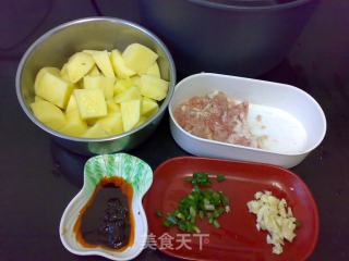 炸酱肉末烧土豆的做法步骤：1