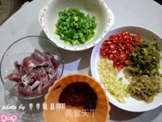 小米辣爆炒鸭胗的做法步骤：1