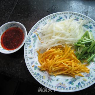拌土豆南瓜丝的做法步骤：1