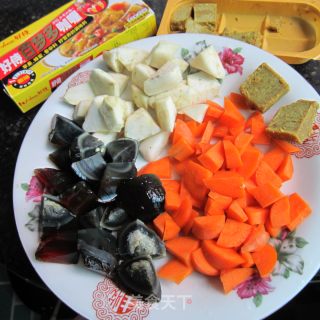 咖喱皮蛋三丁的做法步骤：1
