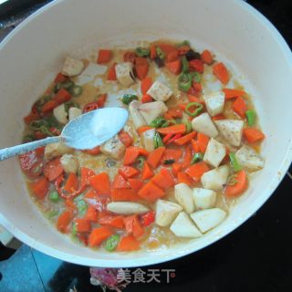 咖喱皮蛋三丁的做法步骤：2