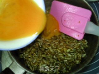 蜂蜜瓜子棒的做法步骤：17
