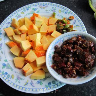 豆瓣酱烧老南瓜丁的做法步骤：1