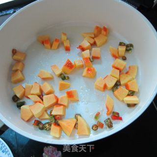 豆瓣酱烧老南瓜丁的做法步骤：2