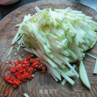 小炒水瓜的做法步骤：2