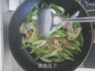 西芹木耳炒虾仁的做法步骤：5