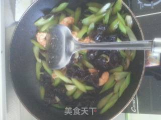 西芹木耳炒虾仁的做法步骤：7