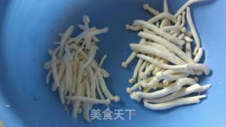 尖椒炒蟹味菇的做法步骤：1