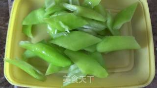 尖椒炒蟹味菇的做法步骤：3