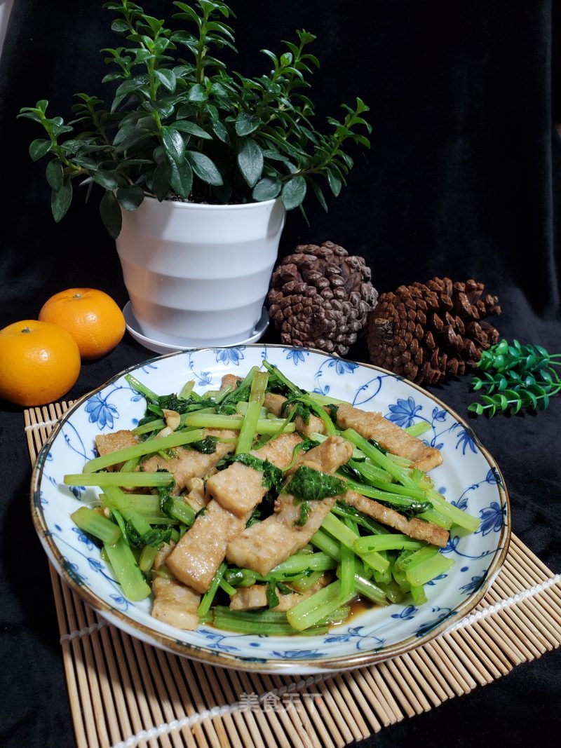 香芹炒肉饼的做法