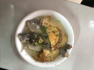 荷包鲫鱼牛奶汤的做法步骤：4