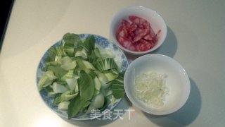 香肠炒油菜的做法步骤：1