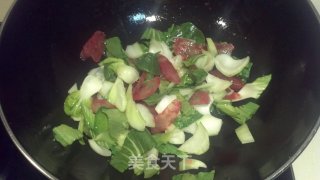 香肠炒油菜的做法步骤：4