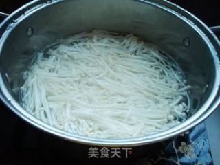 葱油金针菇的做法步骤：1