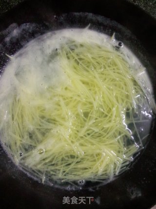 糖醋土豆丝的做法步骤：3