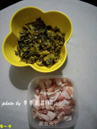 酸菜炒五花肉的做法步骤：1