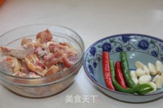 特色蒜香焖鸡块的做法步骤：1