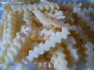 炸土豆条的做法步骤：2
