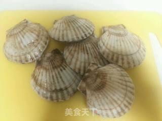 蒜茸粉丝蒸扇贝的做法步骤：1
