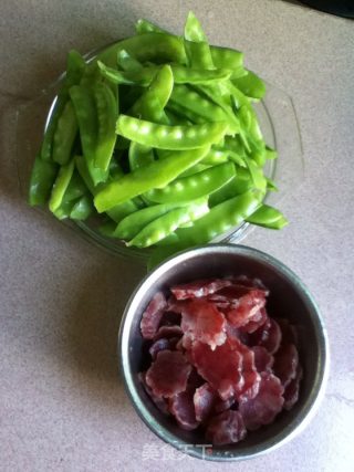 荷兰豆炒腊肠的做法步骤：1