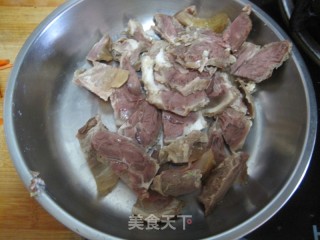 胡萝卜丝炒羊肉的做法步骤：1