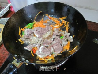 胡萝卜丝炒羊肉的做法步骤：7