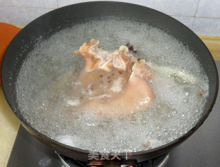 酸辣红油猪耳朵的做法步骤：2