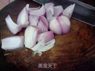 椒葱炒脆猪皮的做法步骤：2