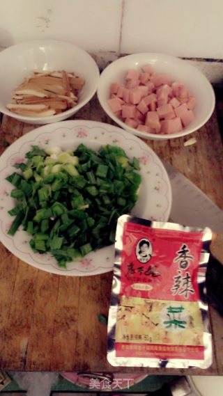 蒜苗香干炒火腿的做法步骤：2