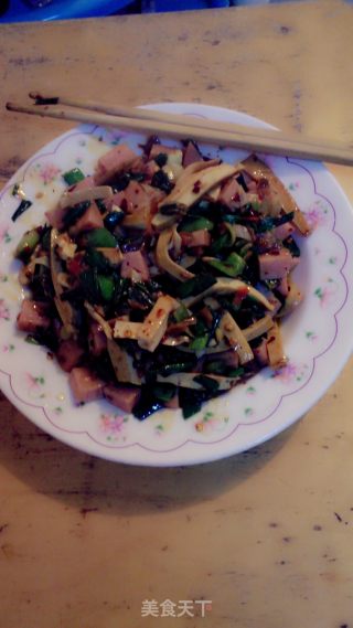 蒜苗香干炒火腿的做法步骤：5
