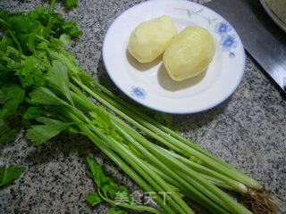 芹菜炒土豆的做法步骤：1