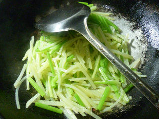 芹菜炒土豆的做法步骤：10