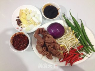 干锅肥肠的做法步骤：1