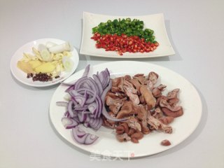 干锅肥肠的做法步骤：2