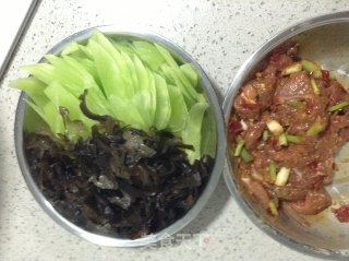 青笋木耳炒肉片的做法步骤：1