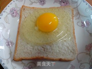 快手早餐-吐司摊鸡蛋的做法步骤：2