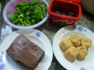 芹菜叶油豆腐鹅血汤的做法步骤：1